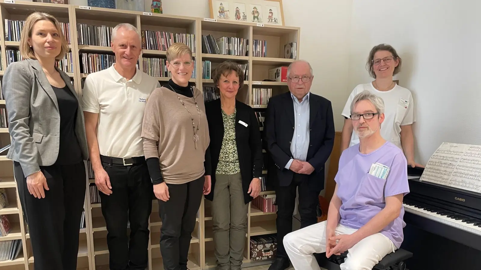 Ein E-Piano bereichert den Aufenthaltsraum der Palliativklinik in Weiden. Möglich gemacht hat dies eine Initiative der Rotarier um Sonja Keller und Robert Stahl (von links) sowie von Ideengeberin Christine Stöckl (Dritte von links).  (Bild: Friedrich Peterhans)