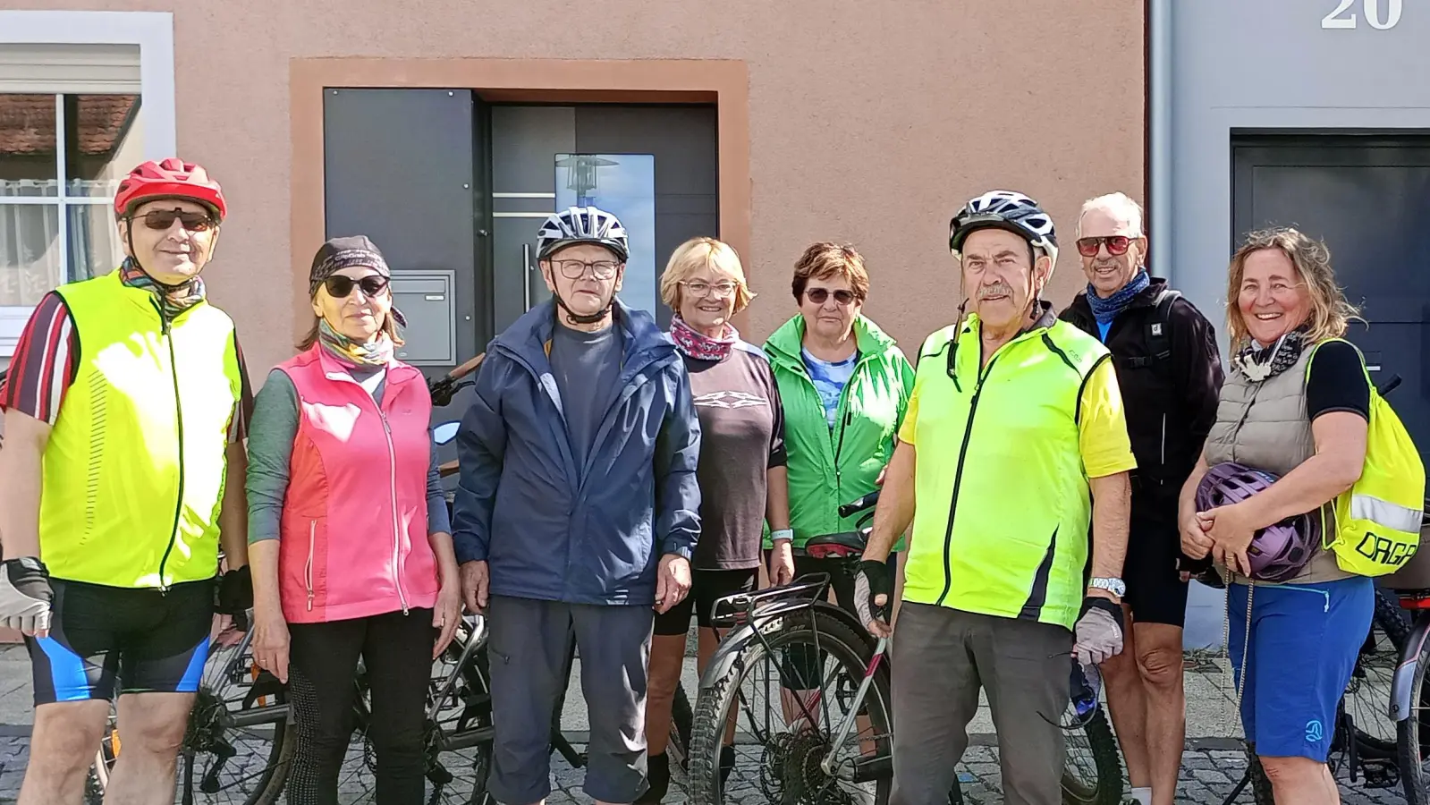 OWV-Pedalritter vor dem Cafe Hyggli in Parkstein (Bild: Josef Enslein)