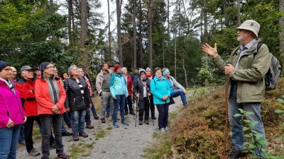 Klaus Schießl von der KLB erläutert den Teilnehmenden die Besonderheiten des Pfahls im gleichnamigen Naturschutzgebiet bei Fuhrn.  (Bild: Markus Kurz)