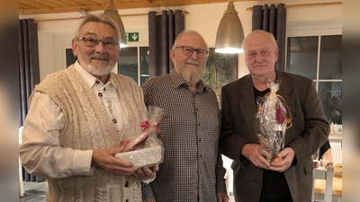 Ehrung der verdienten Rollerfreunde Erich Kneißl und Bernd Gollwitzer durch den Vorsitzenden Fritz Sauerer. (Bild: Josef Götz)