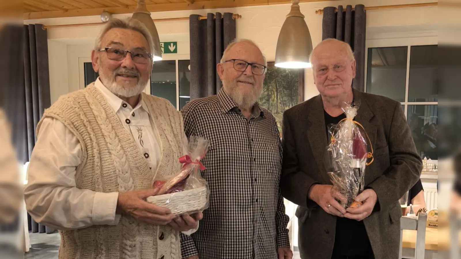 Ehrung der verdienten Rollerfreunde Erich Kneißl und Bernd Gollwitzer durch den Vorsitzenden Fritz Sauerer. (Bild: Josef Götz)