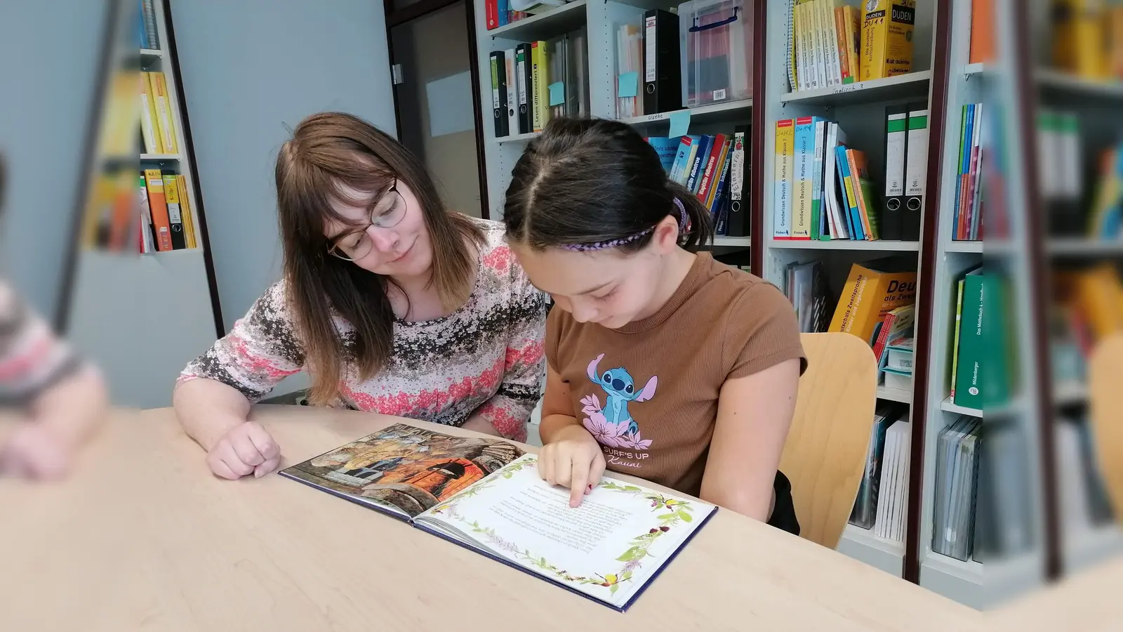Lesenlernen macht sichtlich Spaß: Lesementorin Anna Severin übt mit Lisa (Bild: Anna Severin)