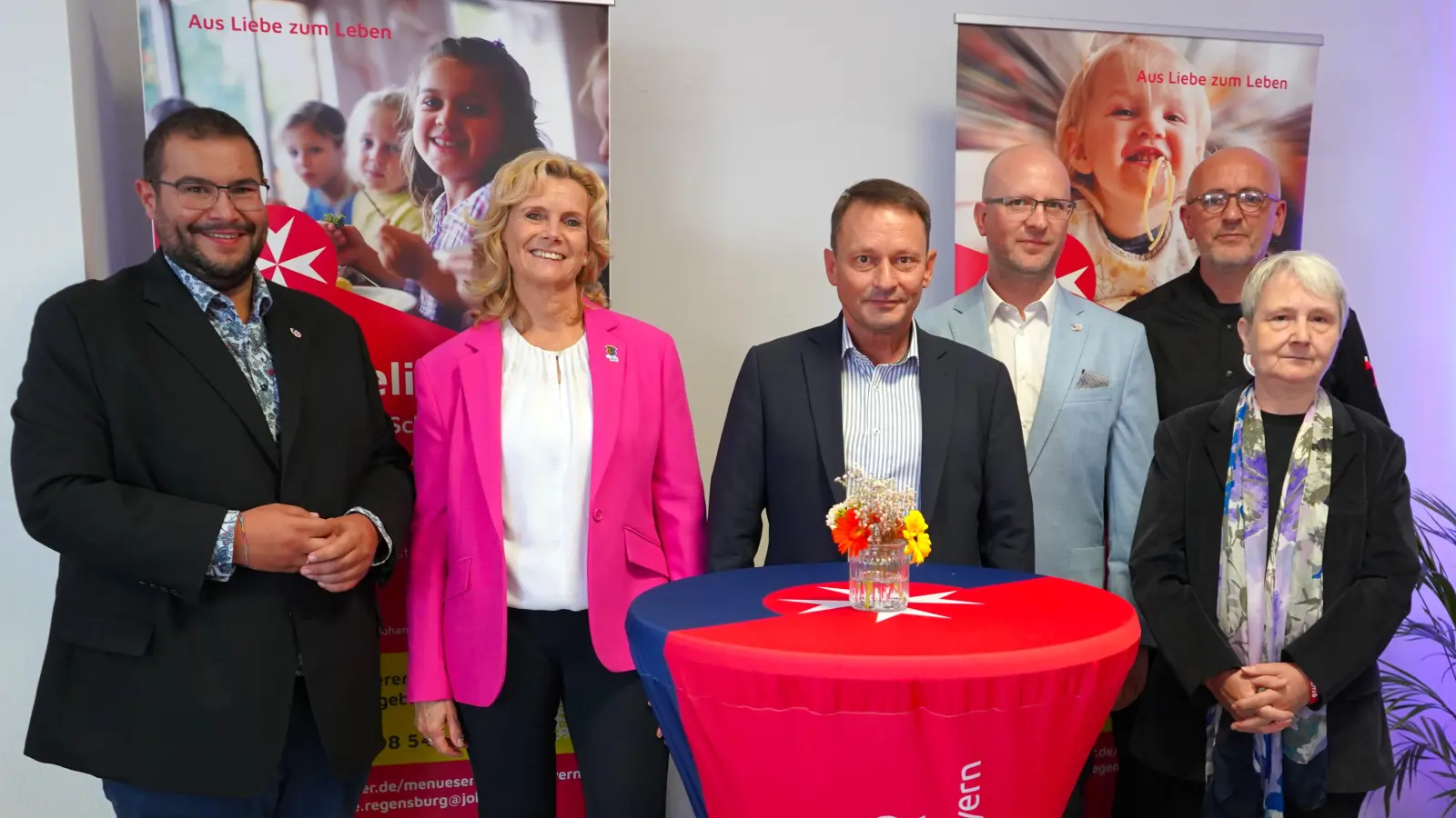 Foto v.l.n.r.: Johanniter-Regionalvorstandsmitglied Tobias Karl, stellv. Landrätin Andrea Lang, Oberbürgermeister Jens Meyer, stellvertretende Sachgebietsleitung für Menüservice Matthias Boßle, Küchenchef Markus Kraus, Pfarrerin Edith Lang (Bild: Matthias Walk)