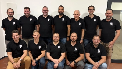 Stark verjüngt, hofft die Truppe um den Vorstand (stehend, 3. v. links) weiterhin den Verein gut zu leiten, vor allem im Hinblick auf das Fest mit Menschenkickerturnier im Juli nächsten Jahres. (Bild: Franz Ficker)