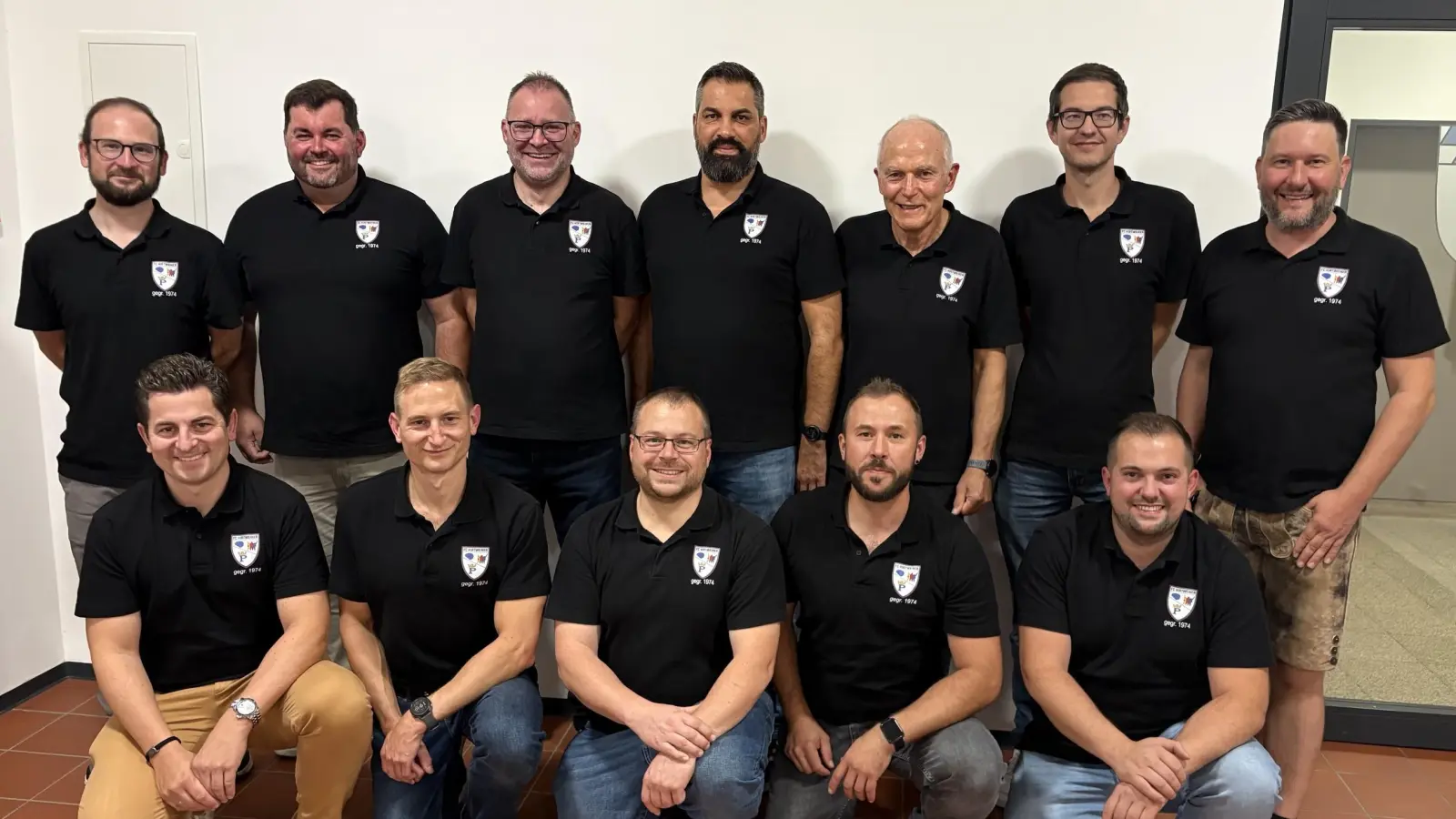 Stark verjüngt, hofft die Truppe um den Vorstand (stehend, 3. v. links) weiterhin den Verein gut zu leiten, vor allem im Hinblick auf das Fest mit Menschenkickerturnier im Juli nächsten Jahres. (Bild: Franz Ficker)
