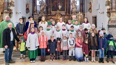 Fröhliche Gesichter und bunte Kostüme: Pfarrer Alfons Kaufmann, Pfarrer Lothar Kittelberger und Kaplan Chinna Dola mit Ministranten und verkleideten Kindern beim Familiengottesdienst. (Bild: Martin Uschold)