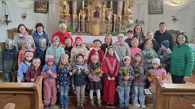 Die Kinder aus der Pfarreingemeinschaft Winklarn-Thanstein veranstalteten am Palmsonntag beim Familiengottesdienst in der Pfarrkirche Thanstein ein „stummes” Passionsspiel. (Bild: Magdalena Niebauer)