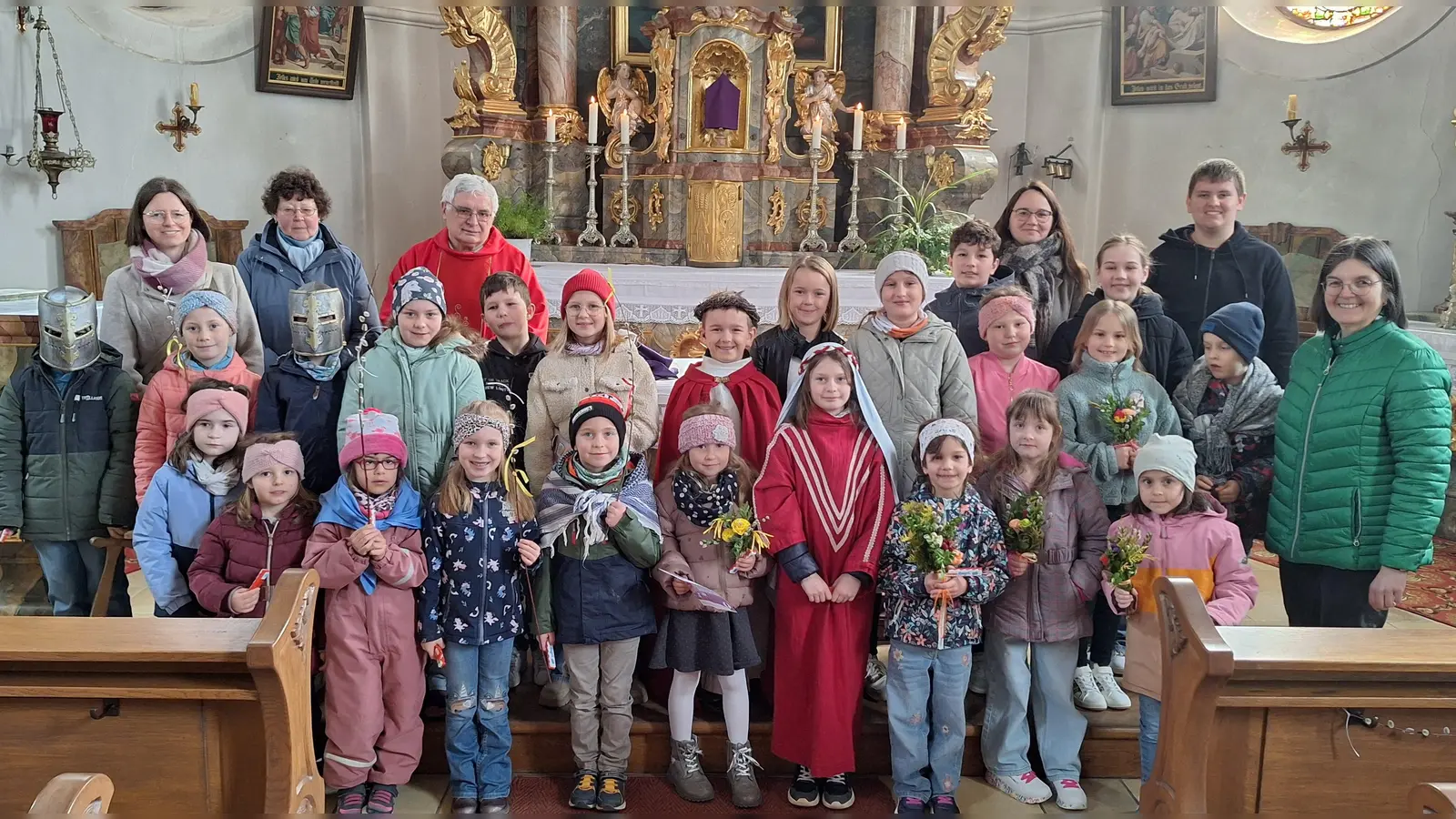 Die Kinder aus der Pfarreingemeinschaft Winklarn-Thanstein veranstalteten am Palmsonntag beim Familiengottesdienst in der Pfarrkirche Thanstein ein „stummes” Passionsspiel. (Bild: Magdalena Niebauer)