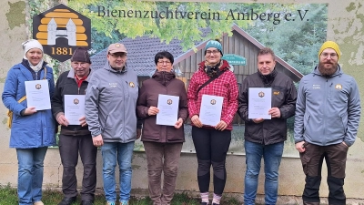 Ein Teil der Abschlussteilnehmer des Neuimkerkurses 2025 mit den Ausbildern Bernhard Stiegler (3. von links) und Florian Winkler (rechts aussen).<br> (Bild: Gerda Eiber)