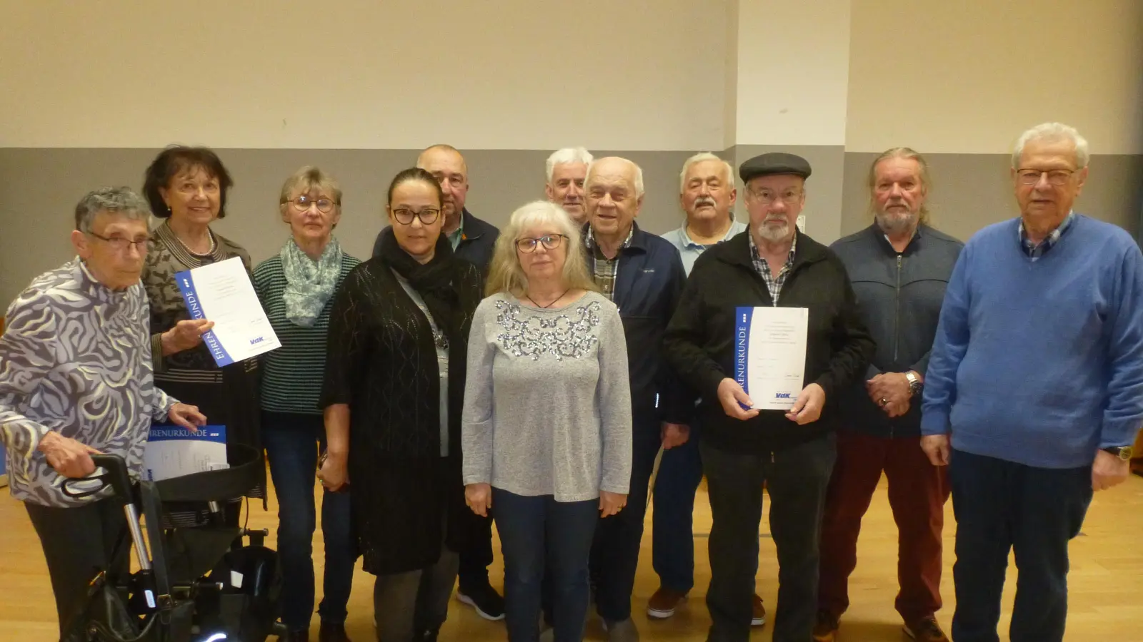 Franz Plößl (rechts) führt das bewährte Vorstandsteam des VdK Kaltenbrunn-Weiherhammer an. Kreisverbandsvorsitzende Carola Brust (4. von links) gratulierte auch den Geehrten.  (Bild: Siegfried Bock)