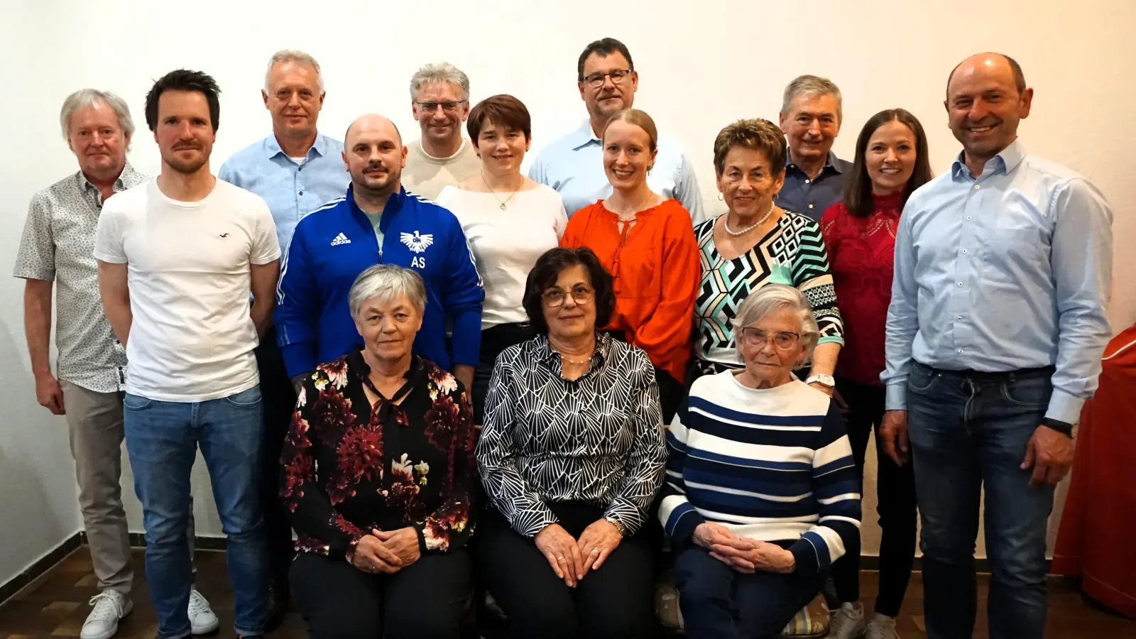 Bürgermeister Hans und die DJK-Vorstände Linda Blödt, Lothar Trager und Christian Scharl (hinten von rechts) zeichneten langjährige Mitglieder aus. (Bild: Lothar Trager)