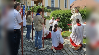 Altar im Pfarrgarten (Bild: Albert Sollfrank)