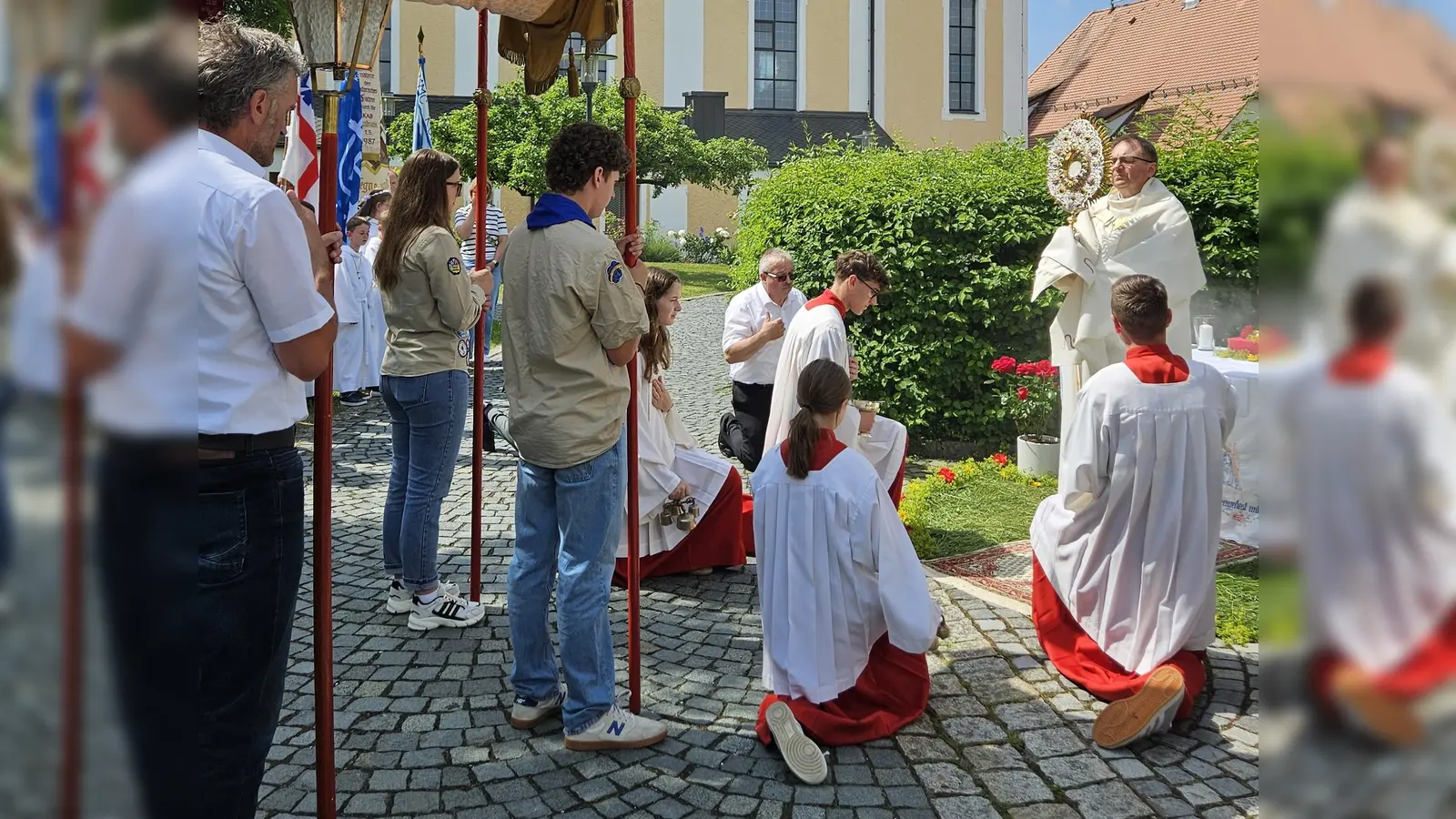 Altar im Pfarrgarten (Bild: Albert Sollfrank)