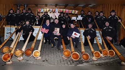 Gregor Ziegler mit seiner Ehefrau Rosa, seine Tochter Veronika mit Ehemann Sebastian Kühn im Kreise des Stiftländer Alphornwahnsinn (Bild: Renate Bauer-Zölch)