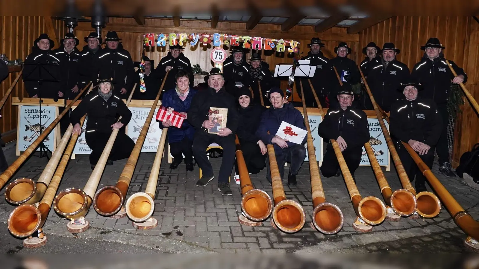 Gregor Ziegler mit seiner Ehefrau Rosa, seine Tochter Veronika mit Ehemann Sebastian Kühn im Kreise des Stiftländer Alphornwahnsinn (Bild: Renate Bauer-Zölch)