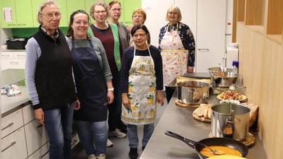 Stolz präsentieren die Köchinnen mit der Dekanatsfrauenbeauftragten Johanna Groh (3. von links) die leckeren Speisen aus den unterschiedlichsten Ländern. (Bild: Corinna Groth)