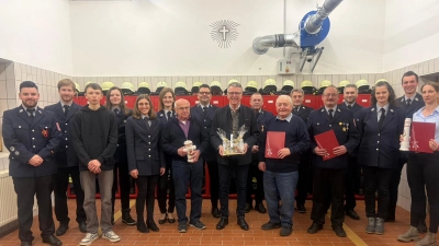 Die Vorstandschaft mit den geehrten Mitgliedern und Neuaufnahmen, sowie dem 1. Bürgermeister Franz Stahl (Bild: Anton Spitzl)