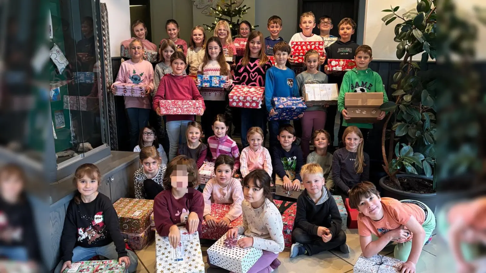 Die Kinder der Grundschule Stulln beim Verladen der Geschenke. (Bild: Josefa Ruhland)