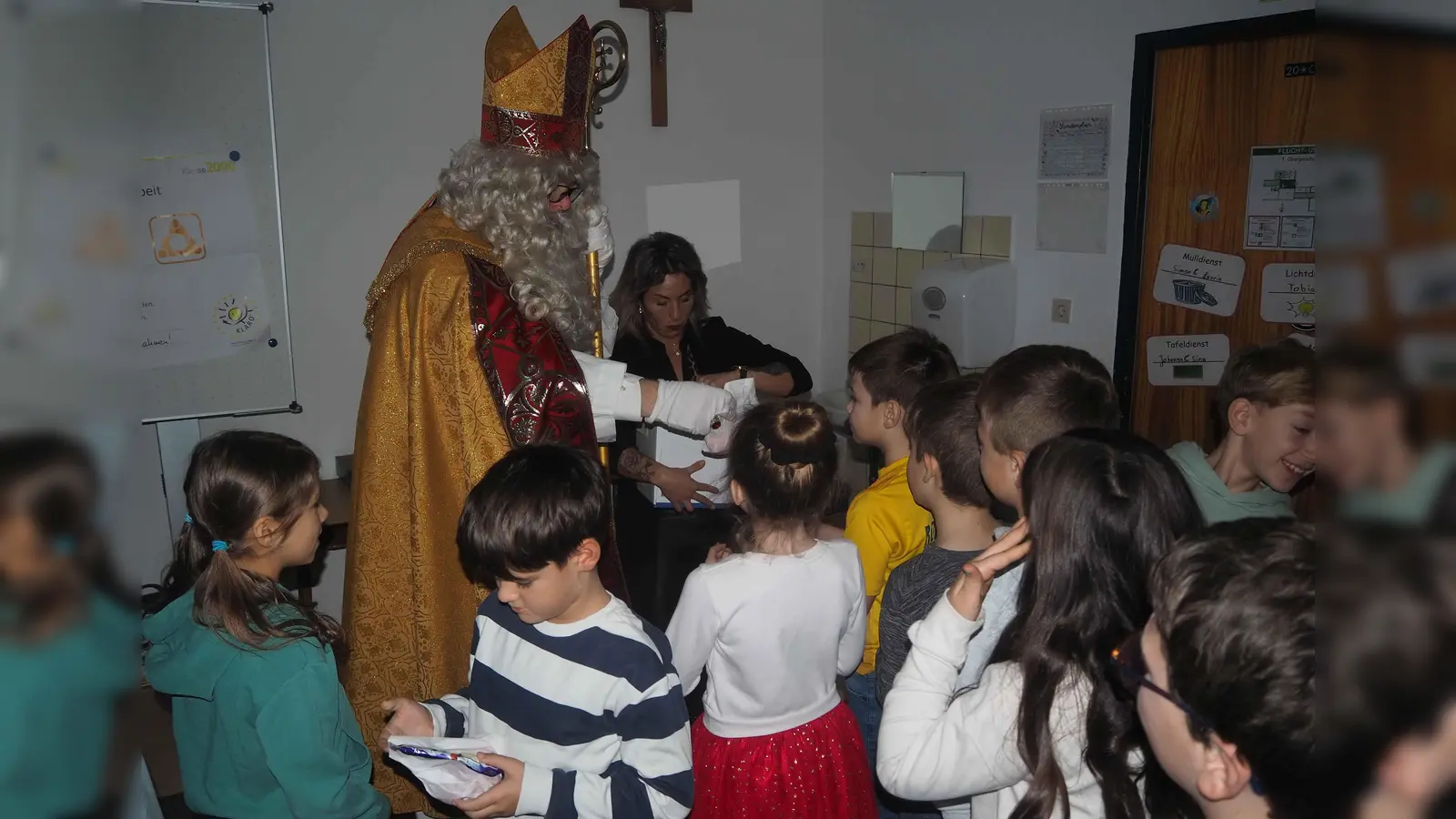 Nikolausbesuch in der Schule (Bild: Beate Koch)