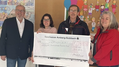 Bürgermeister Anton Peter, Rektorin Andrea Konrad, Siedlergemeinschaft Arnold und Anita Knorr (Bild: Anita Knorr)