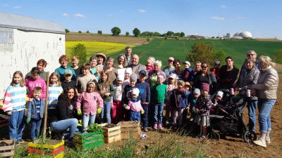 Mitglieder des OGV Gebenbach zusammen mit ihrem Nachwuchs bei der Spendenübergabe von Gerlinde Piehler für die Theatergruppe und der Übergabe des Pachtvertrages für den Gemeinschaftsgarten durch Bürgermeister Peter Dotzler an Christine Obermeier, 1. Vorsitzende des OGV Gebenbach (Bildmitte) (Bild: Sarah Weiß)