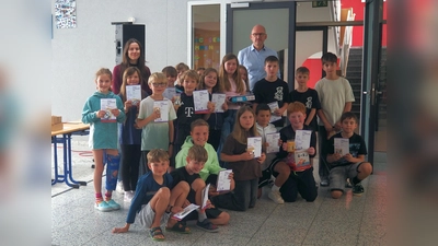 Die Gewinner des Wettbewerbs mit Johanna Küffner (in der Mitte), Organisatorin Johanna Regner (hinten links) und Schulleiter Alexander Köstler (hinten rechts). (Bild: Sophia Popp)