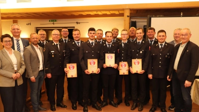 Die beförderten Aktiven, dazu MdB Susanne Hierl (CSU, v.l.), MdL Harald Schwartz (CSU), MdL Bernd Heinisch, KBM Jürgen Ehrnsberger, KBR Christof Strobl, FFW-Vereinsvorstand Christoph Hirzinger, den Kommandanten Josef Piller (ab 4. v. r.), Thomas Appel, Landrat Richard Reisinger und Bürgermeister Erwin Geitner. (Bild: Michael Rabenhofer)