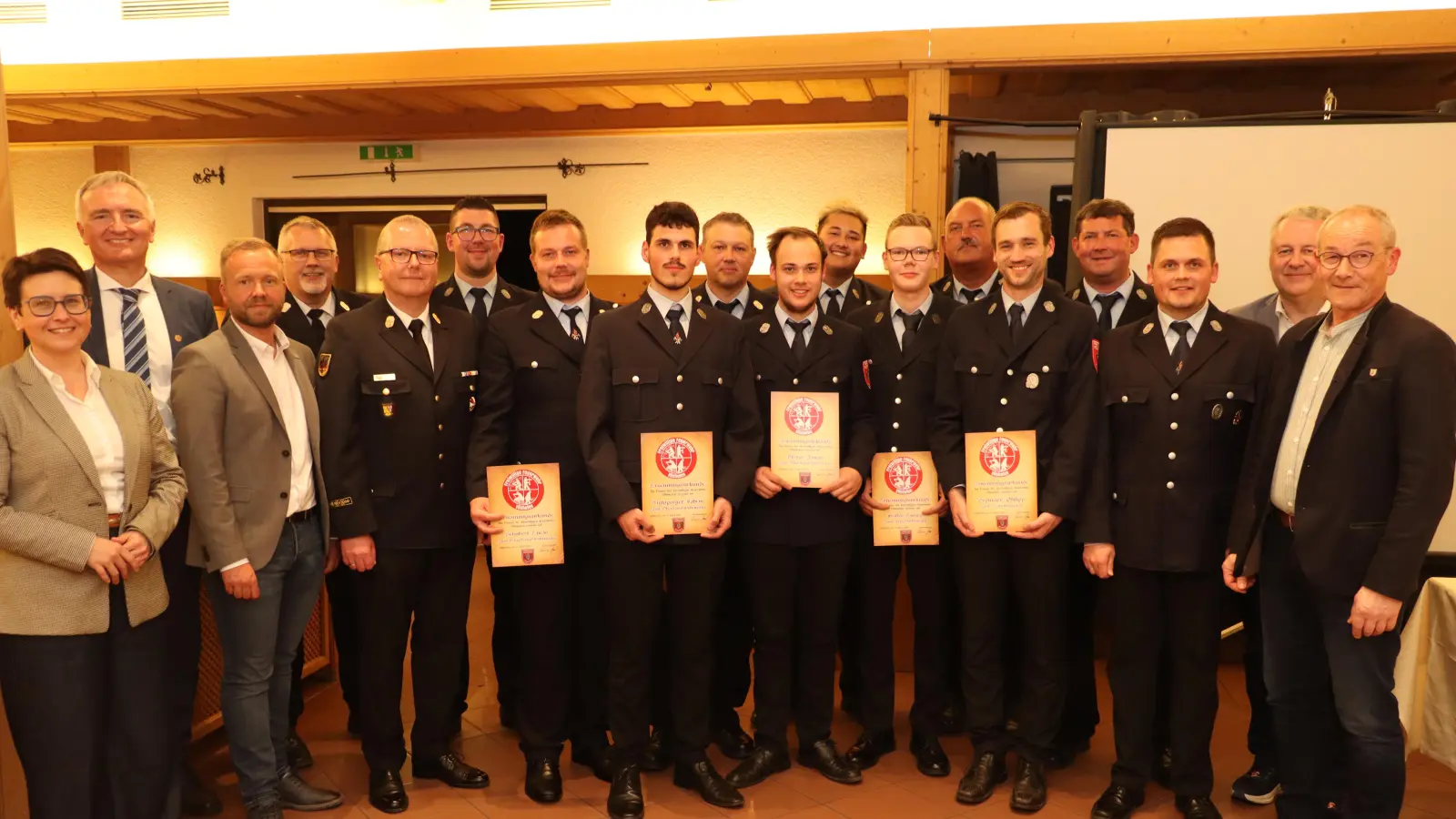 Die beförderten Aktiven, dazu MdB Susanne Hierl (CSU, v.l.), MdL Harald Schwartz (CSU), MdL Bernd Heinisch, KBM Jürgen Ehrnsberger, KBR Christof Strobl, FFW-Vereinsvorstand Christoph Hirzinger, den Kommandanten Josef Piller (ab 4. v. r.), Thomas Appel, Landrat Richard Reisinger und Bürgermeister Erwin Geitner. (Bild: Michael Rabenhofer)