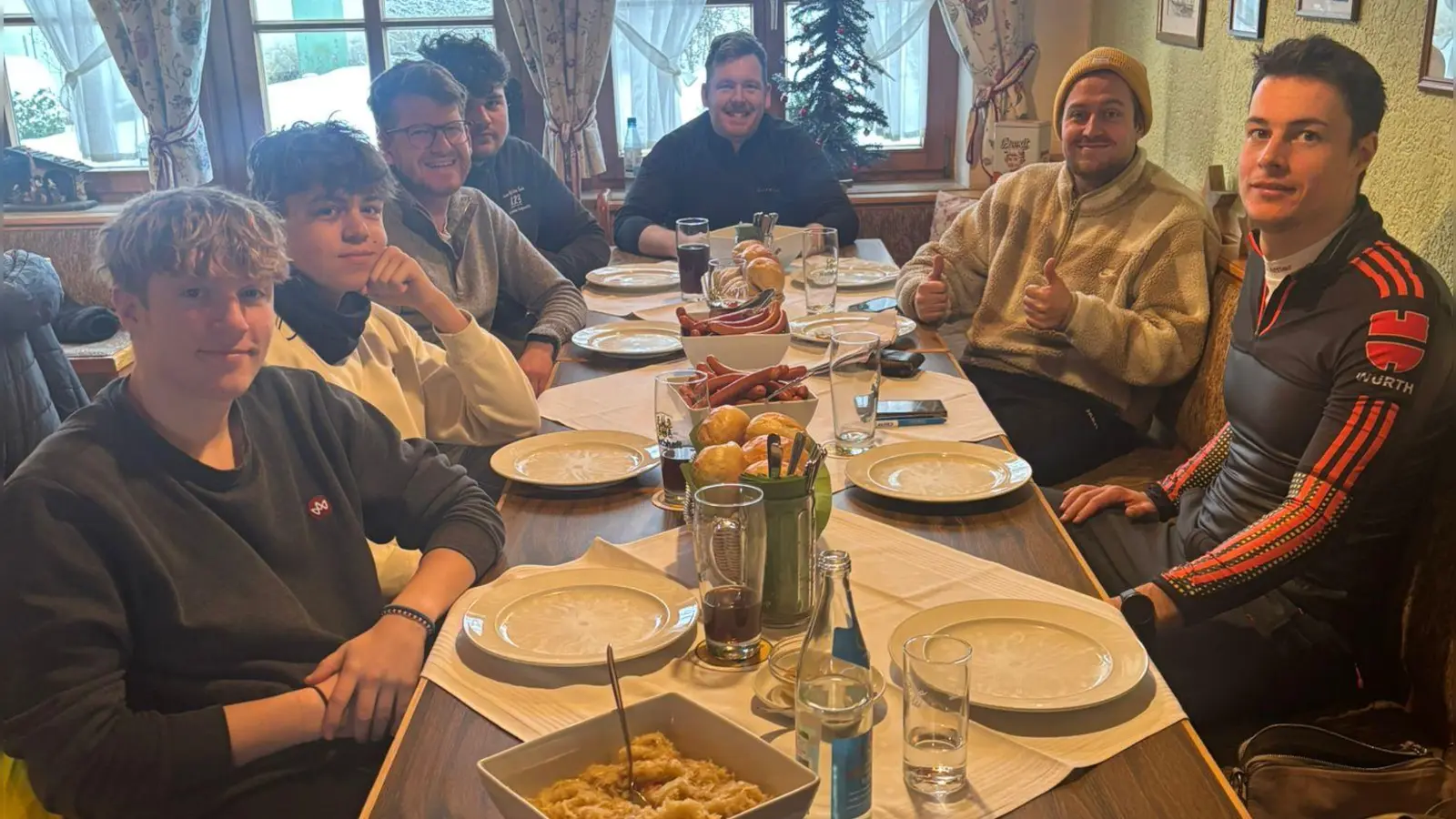 Brotzeit nach der Christbaumabholaktion. V. l. n. r.: Lorenz Neumann, Luis Kellner, Ortsvorsitzender Maximilian Kastner, Tristan Schul-tes, Fabian Kastner, zweiter Vorsitzender Simon Wollner und Tobias Rupp. (Bild: Margit Bayer)