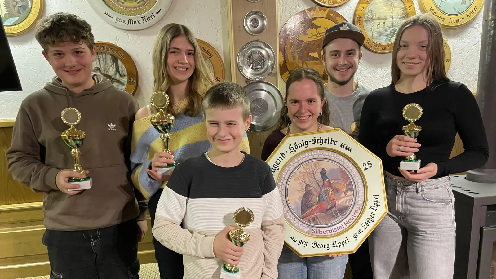 Die Preisträger in der Jugend- und Schülerklasse mit der alten und neuen Jugendkönigin Esther Appel und Jugendleiter Leon Meidinger (2. von rechts). (Bild: Pauline Regler)