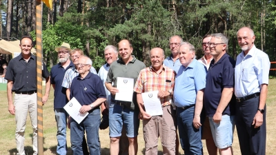 Die Vorsitzenden von SRK und RK mit Bgm Hans-Jürgen Strehl und die Geehrten von der Reservisten-Kameradschaft und der Soldaten- und Reservisten-Kameradschaft Edelsfeld (nicht alle anwesend) sowie Oberst a.D. Gebhardt und BezV Horst Embacher (Bild: Rudi Gruber)