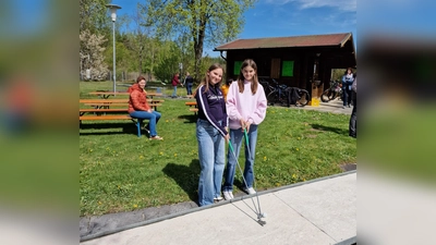 Viel Spaß hatten diese beiden Besucherinnen beim Minigolfspielen in Plößberg (Bild: Manuela Müller )