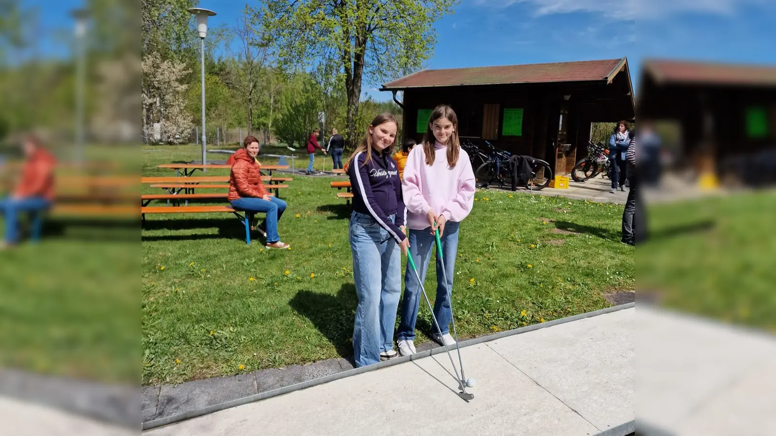 Viel Spaß hatten diese beiden Besucherinnen beim Minigolfspielen in Plößberg (Bild: Manuela Müller )