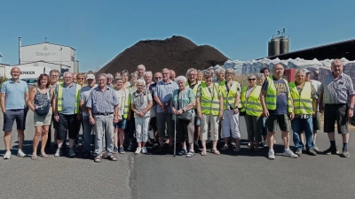 Gruppenbild auf dem Gelände der Ziegler Erden in Plößberg. (Bild: Josef Haberl)