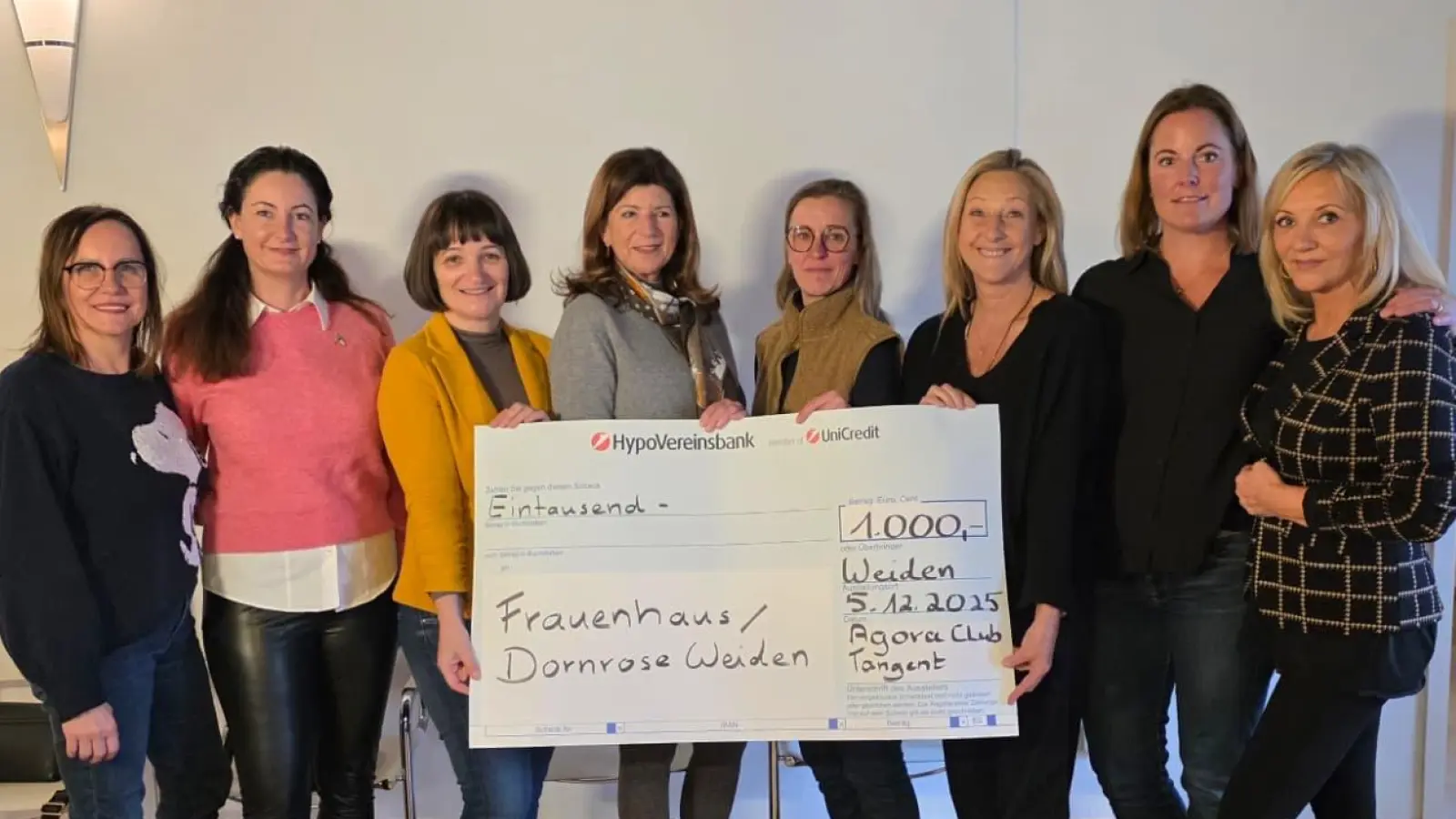 Mitglieder des ACT 66 Weiden bei der Übergabe des Spendenschecks an das Frauenhaus Weiden und Dornrose e.V. (Bild: Wilfried Forster)