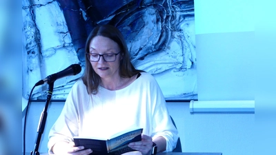Autorin Petra Bartoly y Eckert rief bei der Lesung zur Beschäftigung mit der Endlichkeit des eigenen Lebens und zur Versöhnung mit den Sterbenden auf. (Bild: Johann Schmalzl)