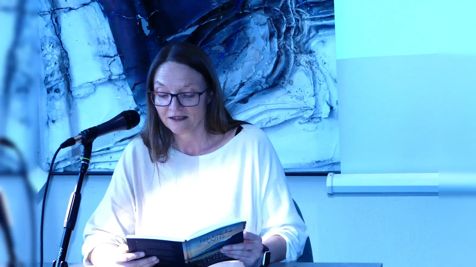 Autorin Petra Bartoly y Eckert rief bei der Lesung zur Beschäftigung mit der Endlichkeit des eigenen Lebens und zur Versöhnung mit den Sterbenden auf. (Bild: Johann Schmalzl)