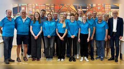 Bürgermeister Bernhard Lindner (re.) empfing die erfolgreichen Schützinnen Jana Dotzler, Leni Regler und Luisa Bauer (vorne, ab 5.v.li.) zusammen mit Schützenmeister Werner Wendl (li.), Betreuer Georg Bauer (2.v.li.) und Jugendwart Markus Bauer (5.v.re.) zusammen mit Eltern und Vereinsverantwortlichen. (Bild: Bernhard Lindner)