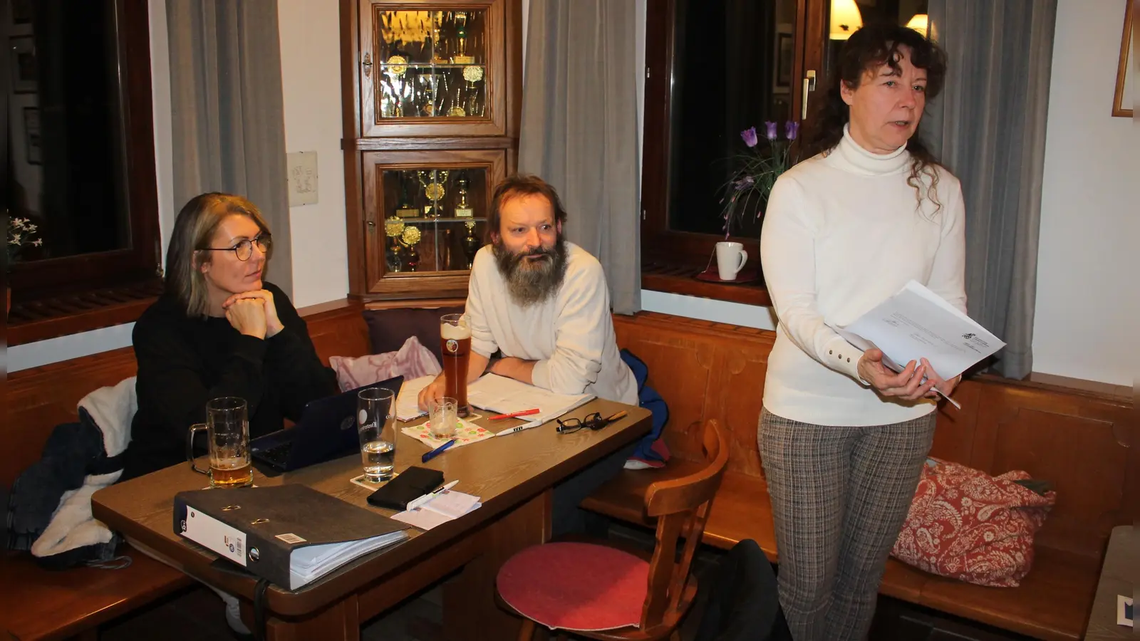 Auf ein erfolgreiches Vereinsjahr blickte Vorsitzende Susanne Bäumler (rechts, mit Leitungskreismitgliedern Imken Piontek und Konrad Dippel) bei der Hauptversammlung des Trabitzer Obst- und Gartenbauvereins zurück. (Bild: Bernhard Piegsa)