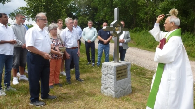 Im Beisein von Vikar Prince Kalarimuryil, Bürgermeistern, Gemeinderäten und Familie Prölß segnete Pfarrer Varghese Puthenchira am Sonntagnachmittag nach Gebet und Lesung das Feldkreuz. (Bild: Siegfried Bock)