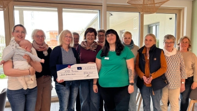 Der KAB Rieden übergibt die Spende an Katharina Salbeck (1. von links) und Jasmin Janker (5. von rechts). (Bild: Brigitte Zilch)