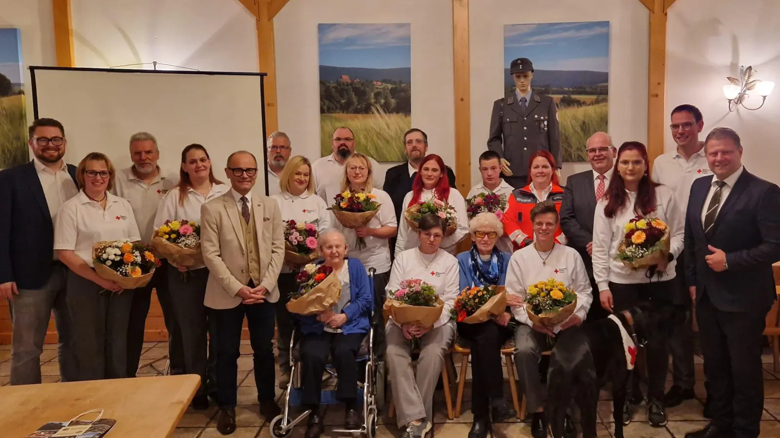 Die Bereitschaft Bad Neualbenreuth mit den Rednern und Ehrengästen (Bild: Tobias Plonner )