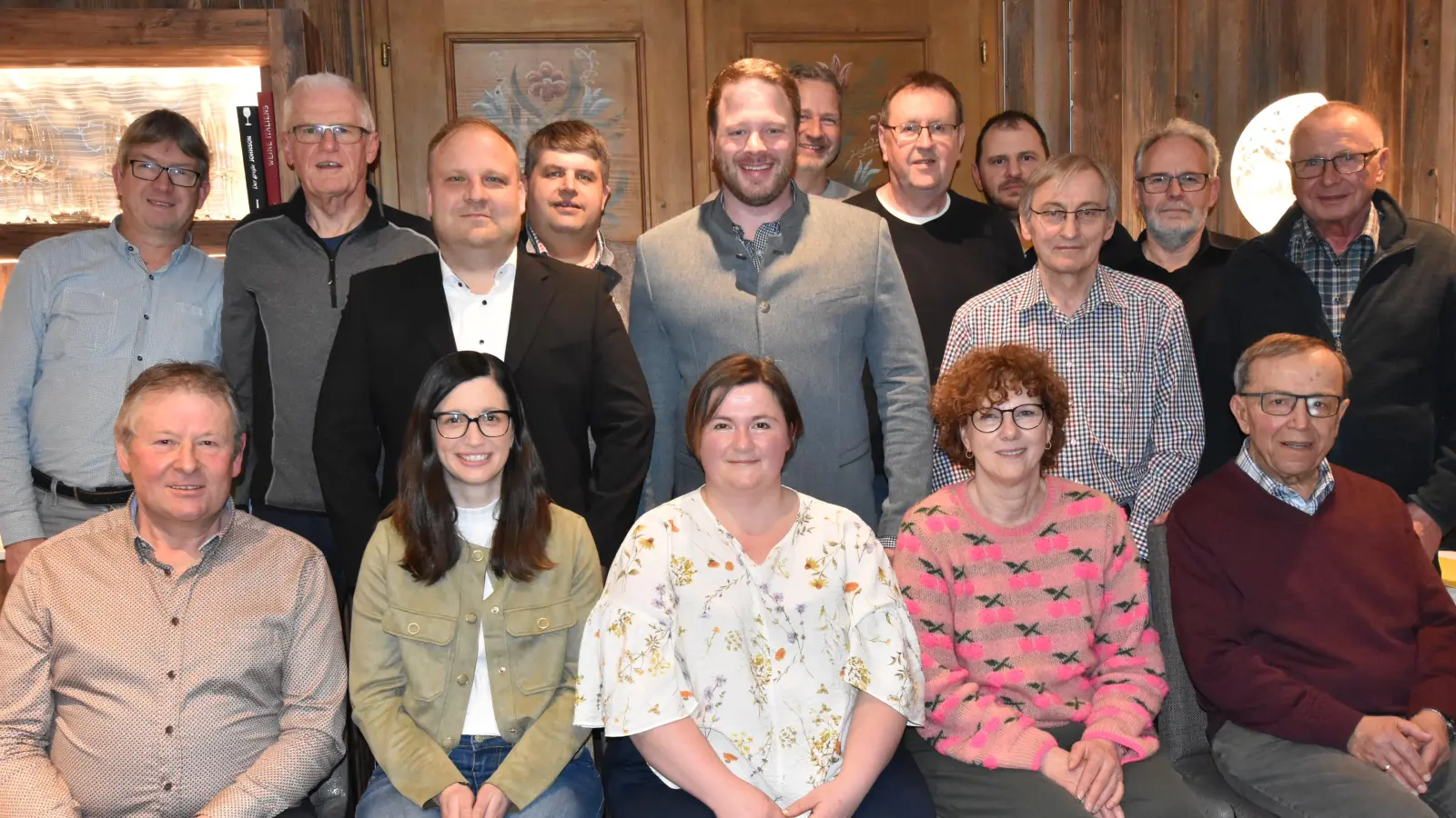 die weitgehend in ihren Ämtern bestätigten Mitgliedder der Vorstandschaft des CSU Ortsvorsitzendes Illschwang Henner Wasmuth (stehend 5. von links). Die weiteren Positionen bleiben weitgehend uverändert. Als Gast war erstmals der derstellvertretende Kreisvorsitzende der CSU Maximilian Lang (stehend 3. von links), gleichzeitgig nominierter Bürgermeisterkandidat der CSU Birgland, mit dabei.. Den Reigen der Gäste rundete Illschwangs Bürgermeister Dehling (stehend 4. von links) ab, (Bild: Norbert Weis)