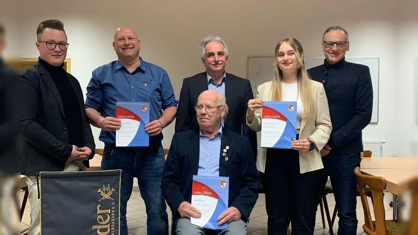 Hinten, von links: Dirigent Stephan Sölch, Matthias Bothe, Vorsitzender Alexander Riedl, Lea Bachofner, Bürgermeister Bernd Sommer. Sitzend: Ehrenmitglied Josef Rödig. (Bild: Evi Siller)