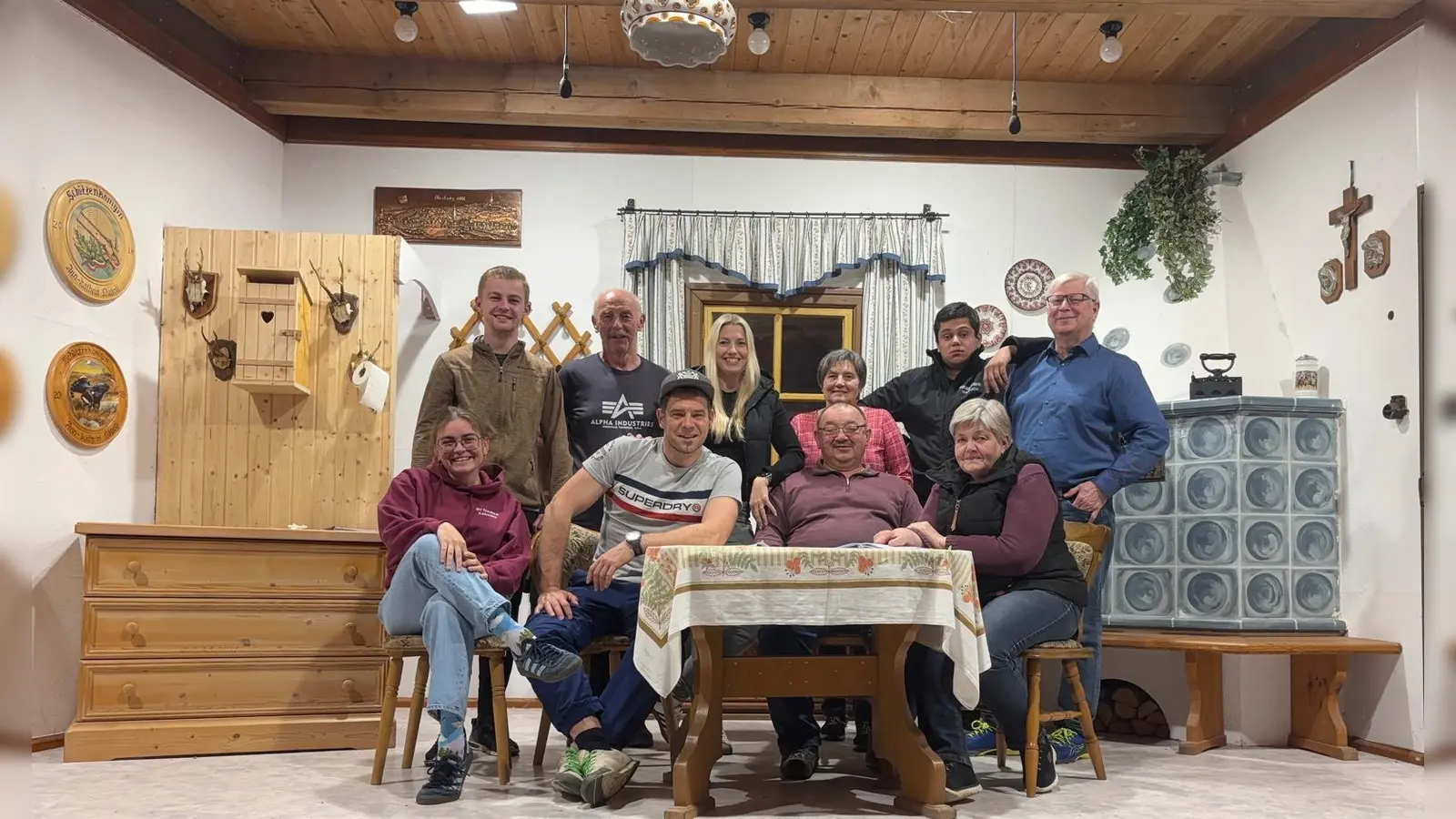 Die Akteure der Eglseer Bauernbühne laden zum Lustspiel „Die verbotene Liab“ ein (Bild: Johann Bauer)