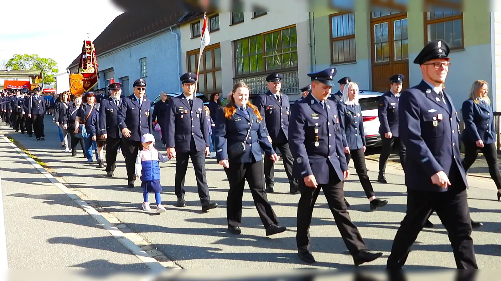 Abholung der FW Moosbach vom Generationenpark in's Gerätehaus durch die FW VOH mit den „Staßenmusikanten”. (Bild: Manfred Stangl )