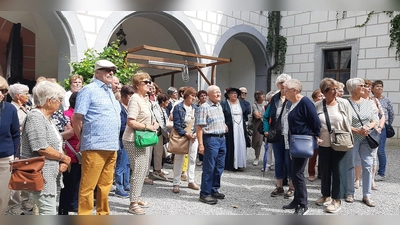 Besucherinnen und Besucher im Innenhof des Wasserschlosses Mitwitz (Bild: Gabriele Fröhlich)