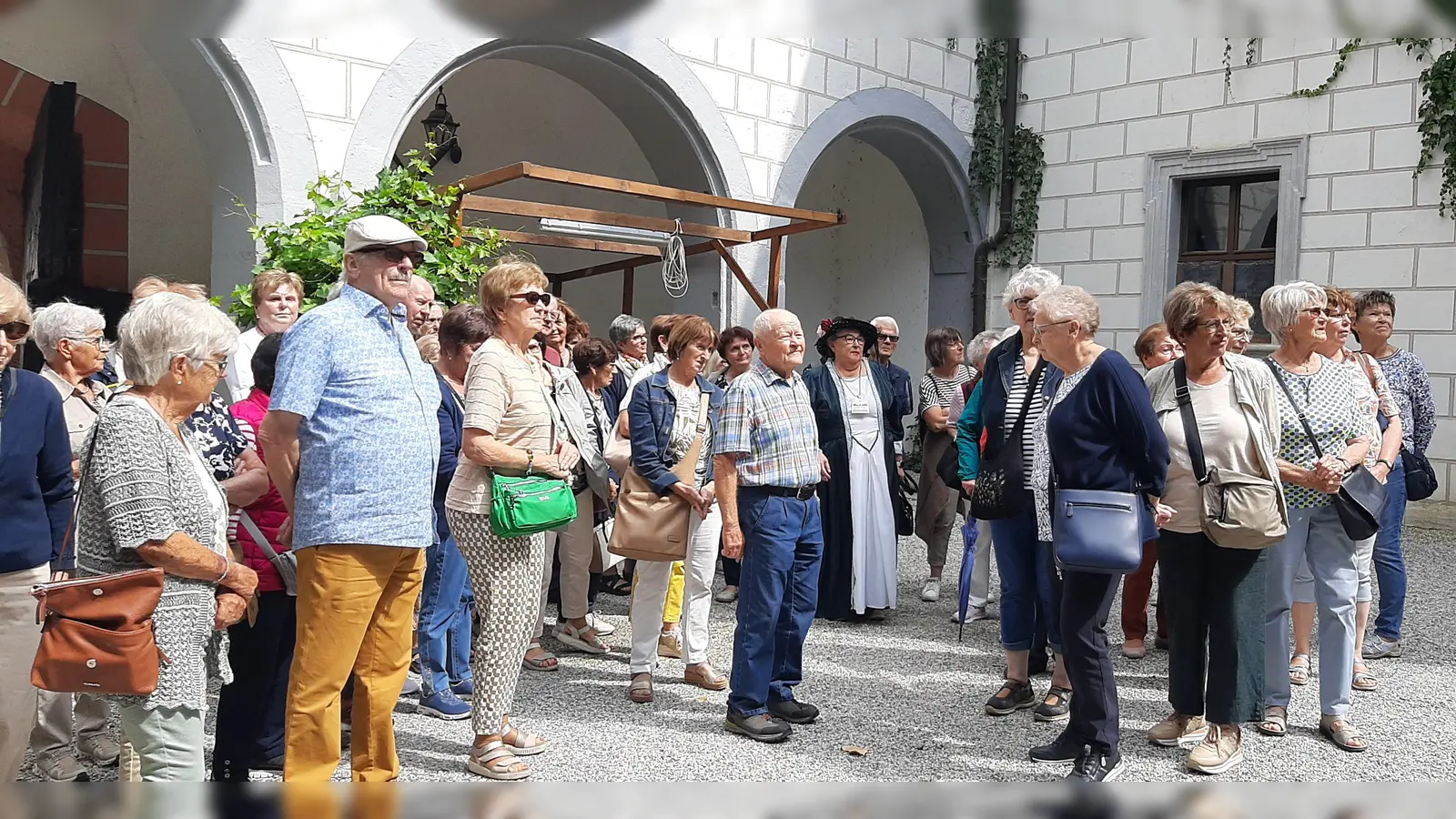 Besucherinnen und Besucher im Innenhof des Wasserschlosses Mitwitz (Bild: Gabriele Fröhlich)