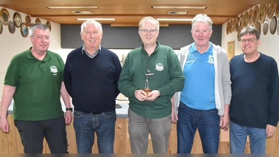 Pokalspender Josef Schmaußer, die Sieger des Schießens Rudi Kummert, Reiner Hoffmann und Robert Geitner mit Schießleiter Lothar Mehringer (v.l.). (Bild: Xaver Wolfsteiner)