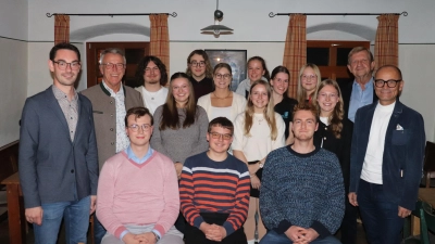 Der neu gewählte Jugendrat mit Sebastian Rosnitschek (links), Franz Stahl (Zweiter von links), 3. Bürgermeister Norbert Schuller (Zweiter von rechts) und Alfred Scheidler (rechts). (Bild: Nico Wiesend)